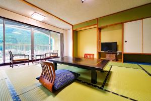 TV a/nebo společenská místnost v ubytování Ooedo Onsen Monogatari Premium Kinugawa Kanko Hotel