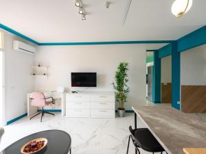 Μια τηλεόραση ή/και κέντρο ψυχαγωγίας στο Marina Ocean Apartment