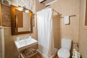 Koupelna v ubytování Apartamentos rurales La Alquería del Pilar