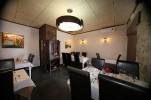 une salle à manger avec des tables blanches et des chaises noires dans l'établissement Hotel Rural Los Abriles, à El Toro