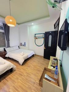 Postel nebo postele na pokoji v ubytování GoldenOne Đà Lạt