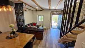 プナトにあるApartman Mocicのソファとテーブルのあるリビングルーム