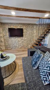 プナトにあるApartman Mocicのソファとテレビのあるリビングルーム