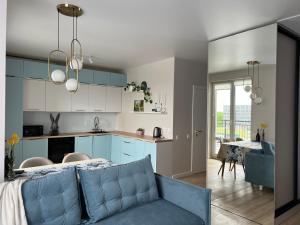 利沃夫Ice Gardens的配有沙发和桌子的厨房和客厅