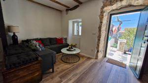 プナトにあるApartman Mocicのソファとテーブルのあるリビングルーム