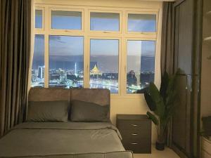 Posezení v ubytování Kuching City Center Riverine Apartment with Balcony and City View