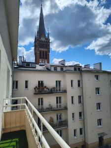 desde el balcón de un edificio con una torre del reloj en Apartament Mickiewicza, en Olsztyn 1 foto más
