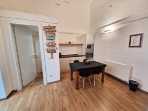 A kitchen or kitchenette at Palazzo Pinto B&B