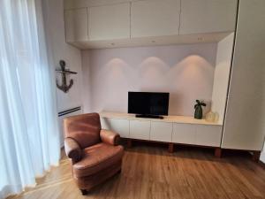A television and/or entertainment centre at Palazzo Pinto B&B