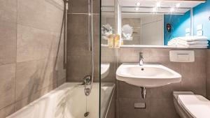 Koupelna v ubytování greet Hotel Massieux Lyon Nord + 72 fotografií
