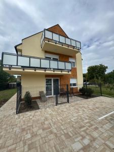 シャールヴァールにあるM21 Residence Sárvárのバルコニー付きの家