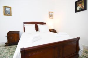 sypialnia z łóżkiem z białą pościelą w obiekcie Letmalaga Soho Apartments w Maladze