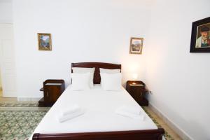 łóżko z białą pościelą i poduszkami w pokoju w obiekcie Letmalaga Soho Apartments w Maladze