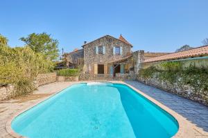 a swimming pool in front of a house at La Mijotière - maison avec piscine et grand jardin in Thénac