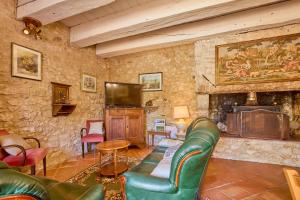 a living room with a couch and a fireplace at La Mijotière - maison avec piscine et grand jardin in Thénac