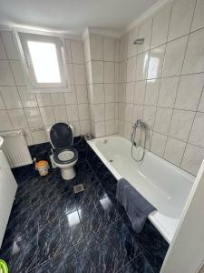 Ένα μπάνιο στο Nest Sea View Apartment