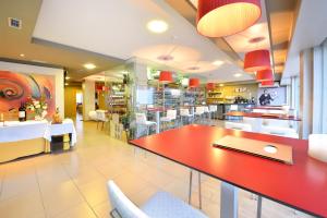 Reštaurácia alebo iné gastronomické zariadenie v ubytovaní Hotel Norat Marina & Spa 4* Superior