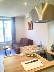 Η κουζίνα ή μικρή κουζίνα στο Le Marcel, pretty 1 room apartment next to Antique Theater