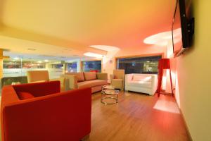 Televízia a/alebo spoločenská miestnosť v ubytovaní Hotel Norat Marina & Spa 4* Superior