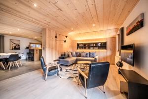 a living room with a couch and a table at COUTETTAZ 1 Joli 2 chambres idéalement situé dans Morzine in Morzine