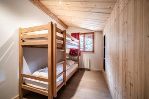 a small room with bunk beds in a house at COUTETTAZ 1 Joli 2 chambres idéalement situé dans Morzine in Morzine