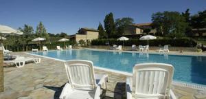 The swimming pool at or close to CasaLina appartamento a Casale Marittimo