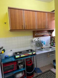 Η κουζίνα ή μικρή κουζίνα στο Bakawali Homestay - Bukit Beruntung for musliim only