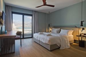 Postel nebo postele na pokoji v ubytování Arcus Luxury Suites Karpathos