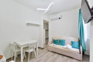 a living room with a couch and a table at VILLA IRMA in Varigotti