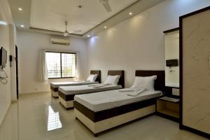 Hotel Sai Navsari房間的床