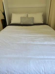 Ένα ή περισσότερα κρεβάτια σε δωμάτιο στο Cosy room with private bathroom and 2 bikes