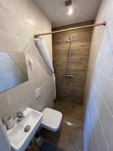 Ένα μπάνιο στο Cosy room with private bathroom and 2 bikes