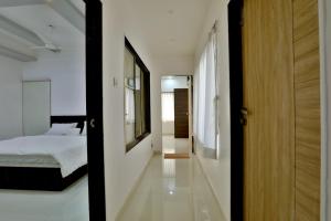 Hotel Sai Navsari房間的床