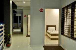 Hotel Sai Navsari房間的床