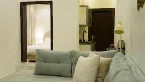 a living room with a couch and a bedroom at شقة جديدة بالقرب من كافد وبوليفارد New Apartment near KAFD and Boulevard in Riyadh