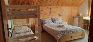 Ένα ή περισσότερα κρεβάτια σε δωμάτιο στο Zielony Domek