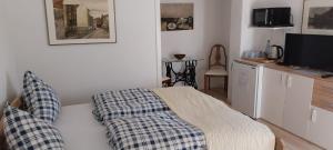 a room with a bed and a kitchen with a television at Schöne Wohnung in Arnsberg mit tollem Ausblick in Arnsberg