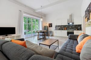 a living room with a couch and a table at Wohnung inmitten Heide und Natur in Soltau