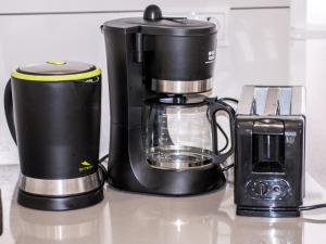 een zwart koffiezetapparaat en een blender op een aanrecht bij Vista Bella in Torrevieja