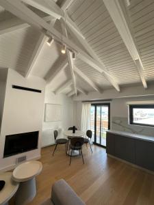 アテネにあるPenthouse with sea viewのソファとテーブルのあるリビングルーム