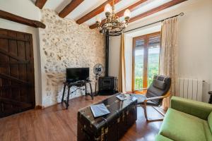 TV a/nebo společenská místnost v ubytování Apartamentos rurales La Alquería del Pilar