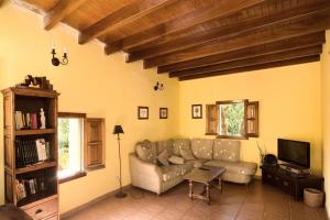 a living room with a couch and a tv at Fontanales Pelibuey by Villas Rivero in Moya