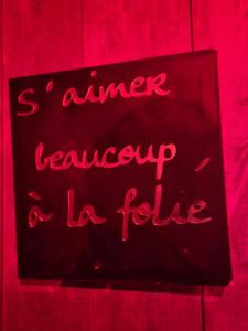 a neon sign that says summer strawberry la fizzle at Gîte romantique Le GLAMOUR in Mazé