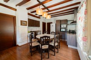 Kuchyň nebo kuchyňský kout v ubytování Apartamentos rurales La Alquería del Pilar