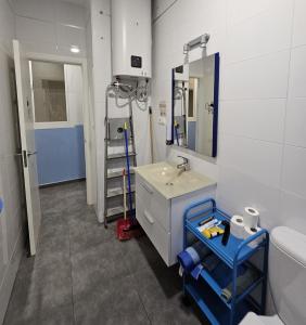 um banheiro com uma pia e um espelho em Sopranis del MAR Apartamento centro Cádiz, junto playa y estación em Cádis