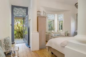 Ένα ή περισσότερα κρεβάτια σε δωμάτιο στο Dream Guest Suite in Fabulous Edwardian Claremont