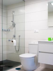 een witte badkamer met toilet en douche bij Vista Bella in Torrevieja