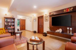 Televiisor ja/või meelelahutuskeskus majutusasutuses StayVista at Jai Cottage +31 fotot