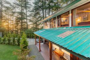 Aed väljaspool majutusasutust StayVista at Jai Cottage