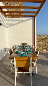 a dining room with a table and chairs at Pearl of Mykonos in Mýkonos City